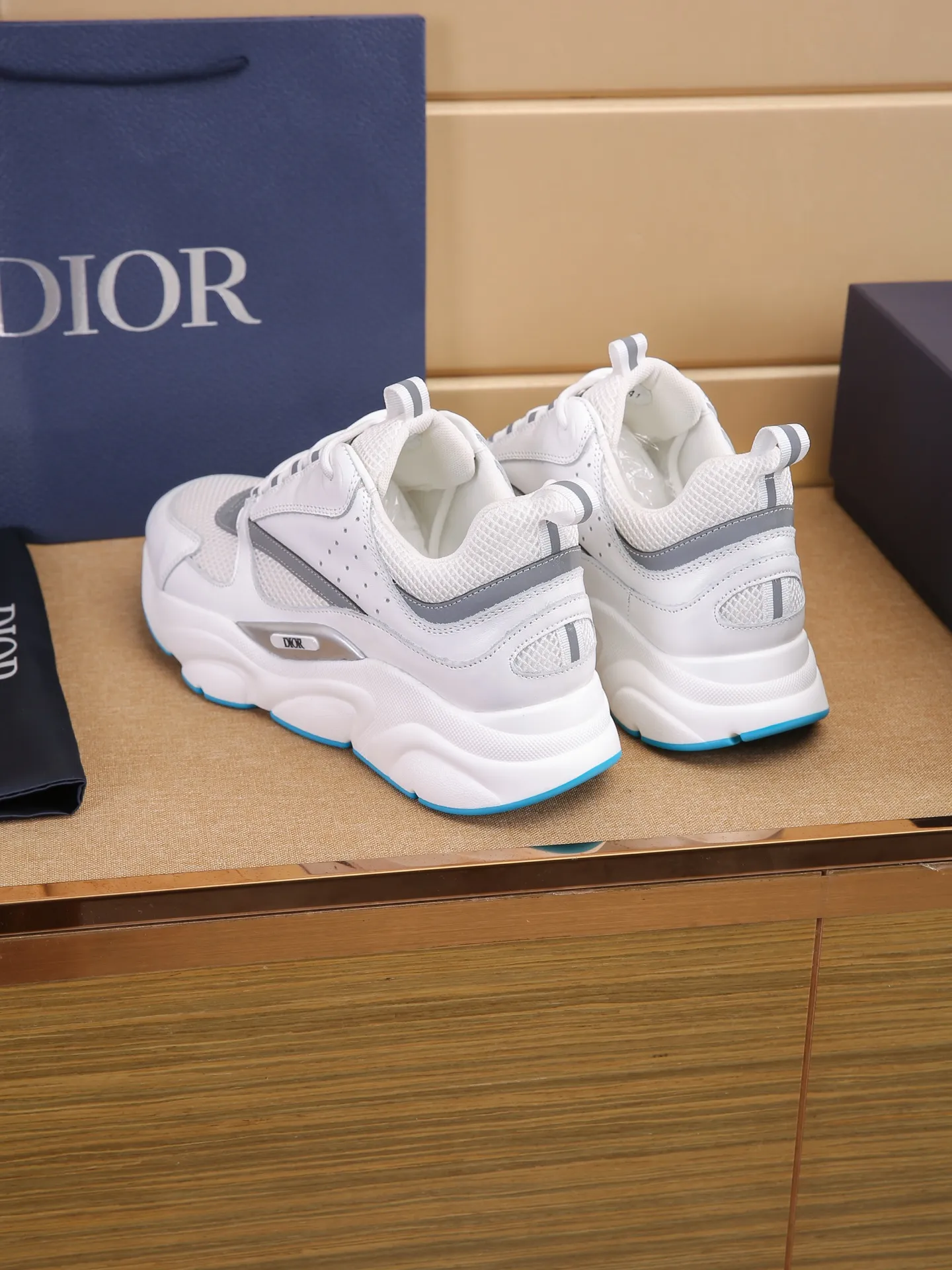Factory price: 460💰Dior’s top version of D’s b22 men’s sports shoes. Inspired by retro running styles, the chunky low-top silhouette features gray calf leather and blue and white mesh fabric uppers, atop a black, white and blue engraved rubber sole. Nylon ribbon accents the blue mesh tongue and heel counter, and a "dio~" logo appears on the side. Pair it with a suit for a striking contrast and add a sportswear-chic edge to your look. The thick sole can be about 4cm~ Size: 38-45, [46, 47 customized]